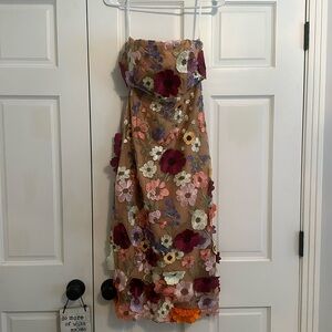 Strapless floral midi dress with small slit in back, never worn🚨🚨